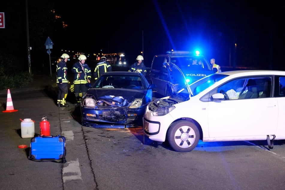 Keine Verletzten, aber hoher Sachschaden: Im Leipziger Westen kam es am Montagabend zu einem Autounfall.