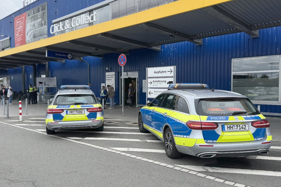 Der Tatverdächtige hatte seinem ehemaligen Chef gedroht, zahlreiche Einsatzkräfte waren daraufhin zum IKEA in Moorfleet ausgerückt.