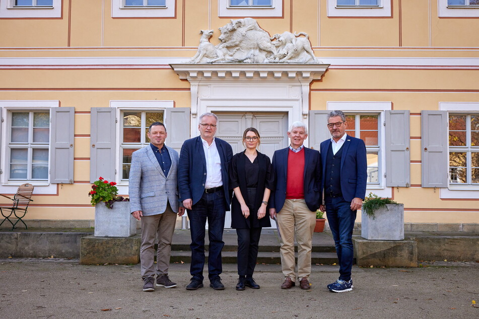 Vertreter der Stadt Pirna und der Sächsischen Akademie der Künste machen die Stipendien mit möglich, darunter Akademie-Präsident Wolfgang Holler (66, 2.v.r.), Präsident und Pirna-OB Klaus-Peter Hanke (69, r.).