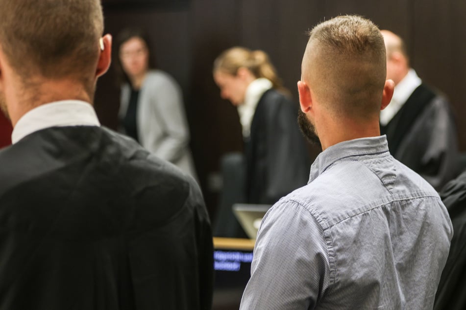 Flüchtendem dreimal in Rücken geschossen: Polizist vor Gericht - Kollegin kann sich "nicht erinnern"