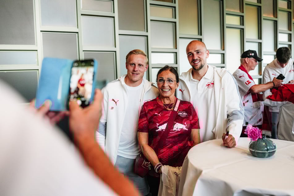 Die rund 60 Fans hatten im Teamhotel von RB Leipzig ausreichend Zeit, um Fotos und Autogramme abzustauben.