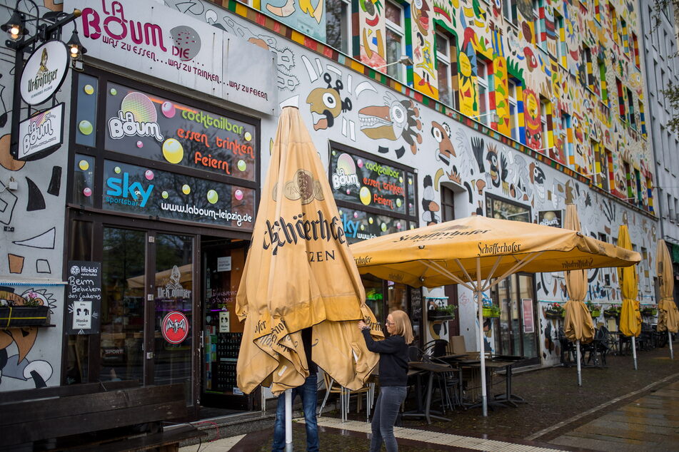 Nach Monaten des Wartens wurden am "La Boum" in der Leipziger Südvorstadt am Freitag wieder die Freisitz-Schirme aufgespannt.