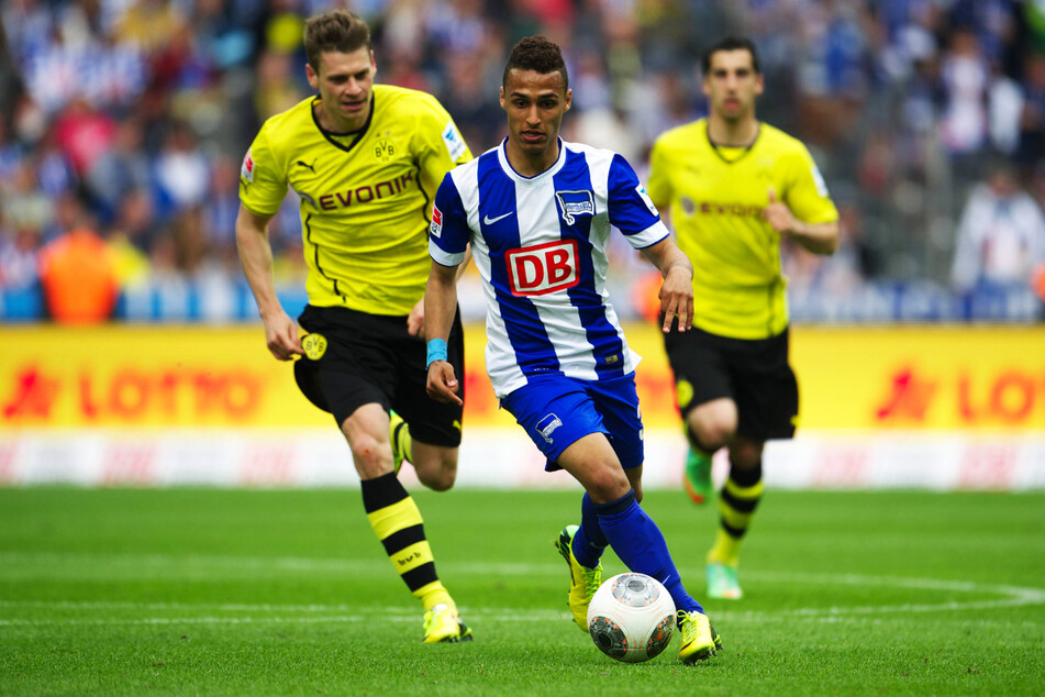 Zwei Ex-Herthaner im direkten Duell: Der damals noch sehr schmächtige Hany Mukhtar (26, M.) sprintet BVB-Ass Lukasz Piszczek (36, l.) davon.