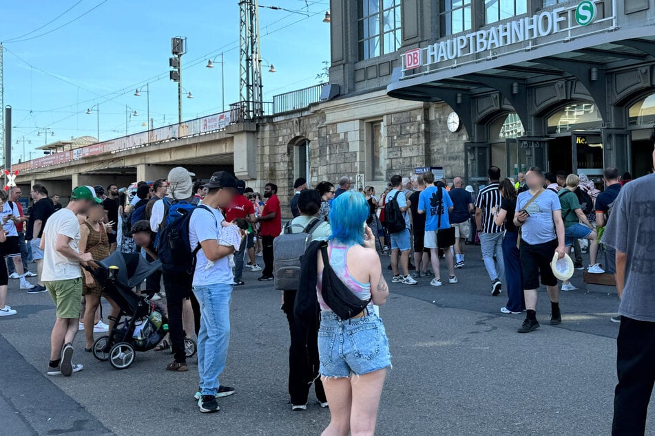 Zahlreiche Menschen mussten das Gebäude zwischenzeitlich verlassen und in der prallen Sonne warten.