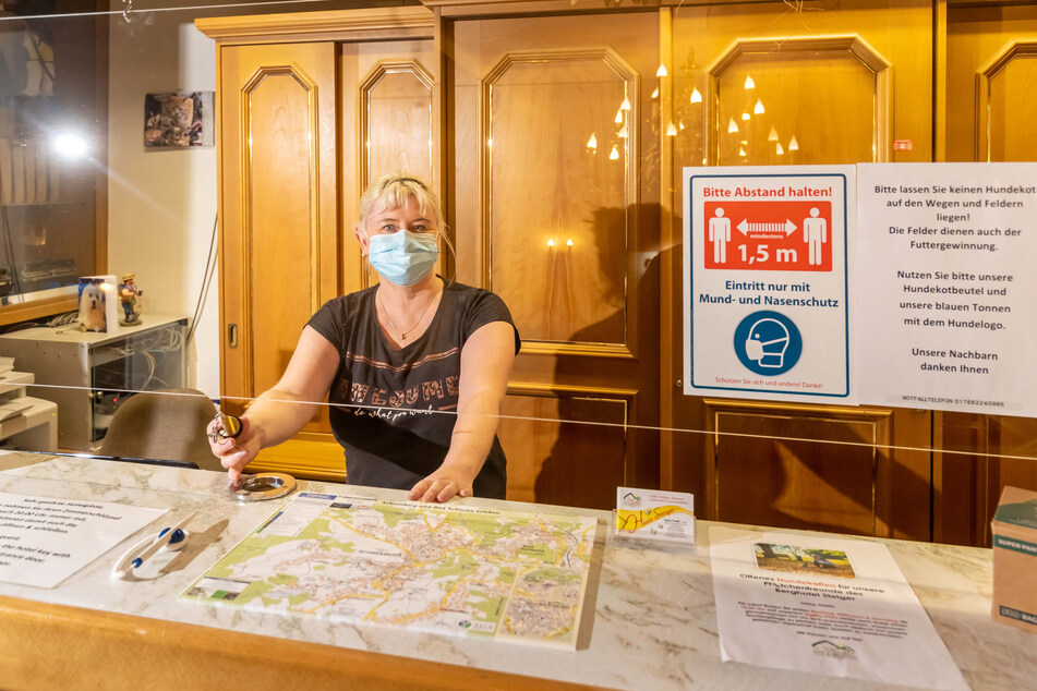 Chefin Katrin Friedel (46) vom Berghotel Steiger hofft, dass das Beherbergungsverbot mit Test-Vorlage-Pflicht heute von Bund und Land gekippt wird.