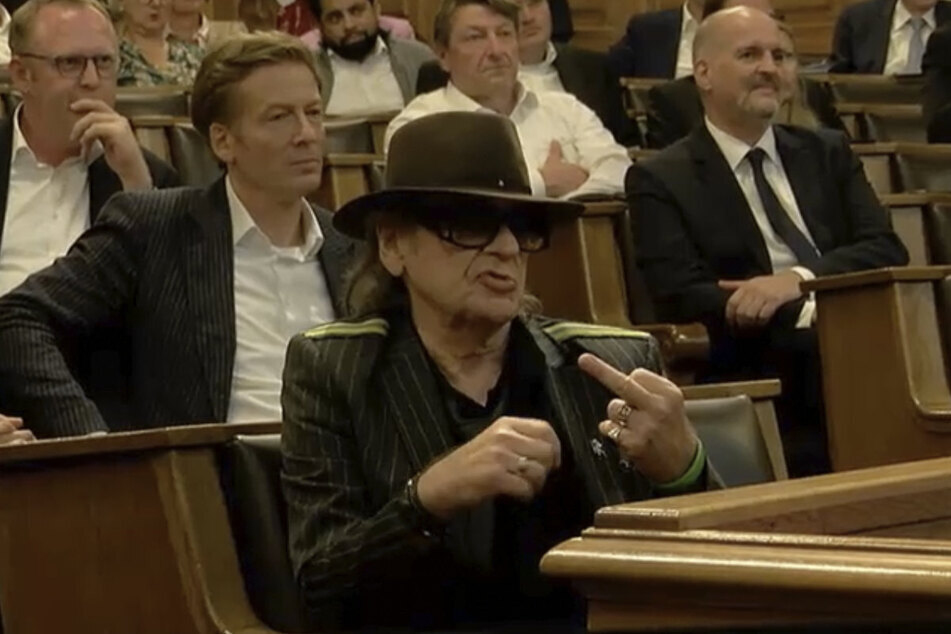 Udo Lindenberg (76) zeigt seinen Stinkefinger. Das Ermittlungsverfahren gegen den Musiker wurde eingestellt.