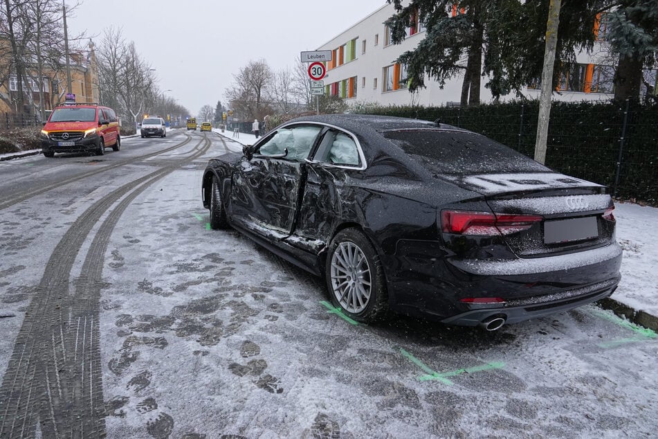 Der Audi wurde stark beschädigt.