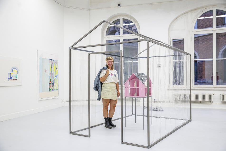 Die Diplomandin Lydia Henkel (28) in ihrer durchsichtigen Haus-im-Haus-Skulptur mit dem wunderbaren Titel "Und so sprach die Maus zum Reh, schaukel mich, sei mein Freund".