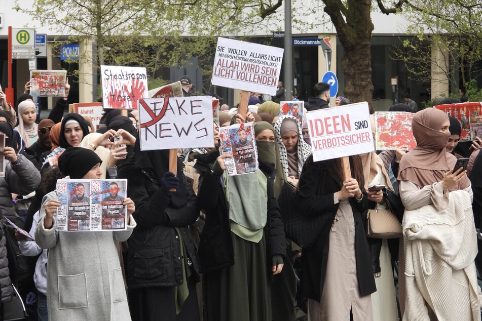 Die rund 50 teilnehmenden Frauen mussten sich bei der Islamisten-Kundgebung in Hamburg als von den Männern getrennter Block aufstellen.