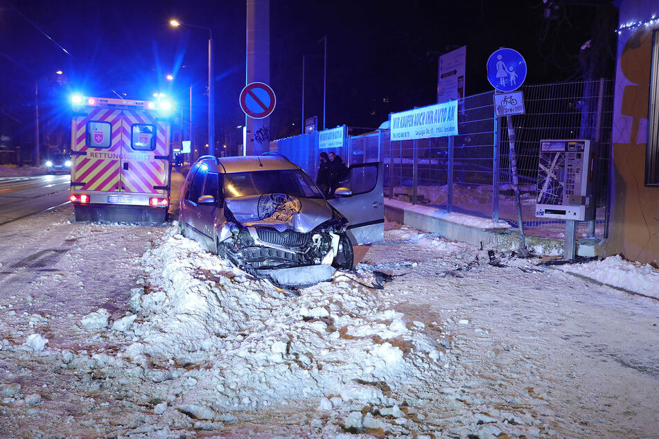 Die Front des Skoda Roomster ist vom Unfall schwer gezeichnet und völlig zerstört.