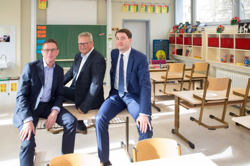 Ralf Rangnick (61, l.) hat den Kontakt zwischen Schulleiter Jörg Jacobi (56, M.) und Westminster-Chef Marian Ziburske (39, r.) hergestellt.
