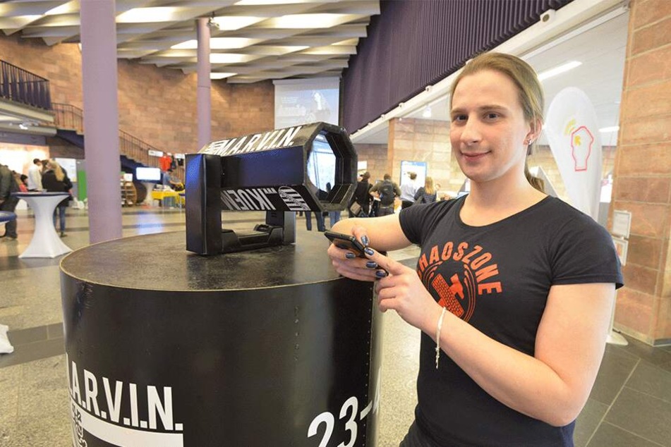 Danielle Tändler (35) auf der Maker Faire mit "M.A.R.V.I.N.", dem Überwachungskamera-Roboter.