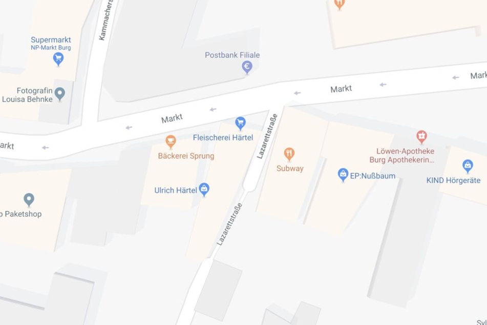 Am Subway-Restaurant an der Ecke Markt/Lazarettstraße stiegen die Angreifer aus zwei Autos und gingen auf die andere Gruppe los.