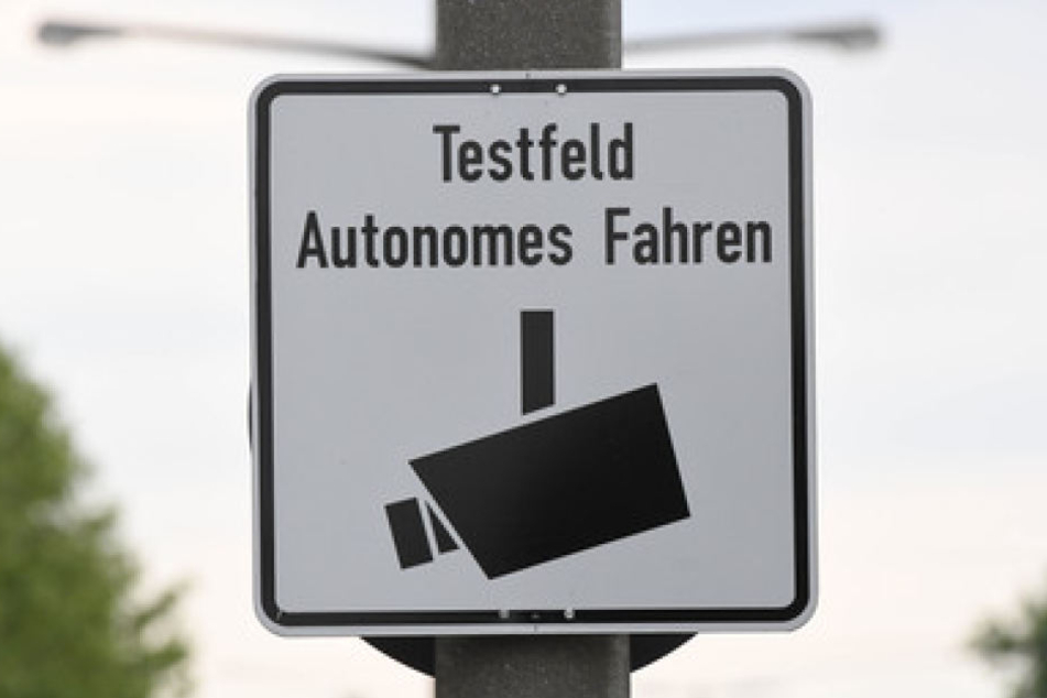 An einer Straße ist ein Schild mit der Aufschrift "Testfeld Autonomes Fahren" angebracht. Hamburg weitet seine Mobilitätsangebote von der Parkplatz-App bis zum Fahrzeug ohne Fahrer 2019 aus.