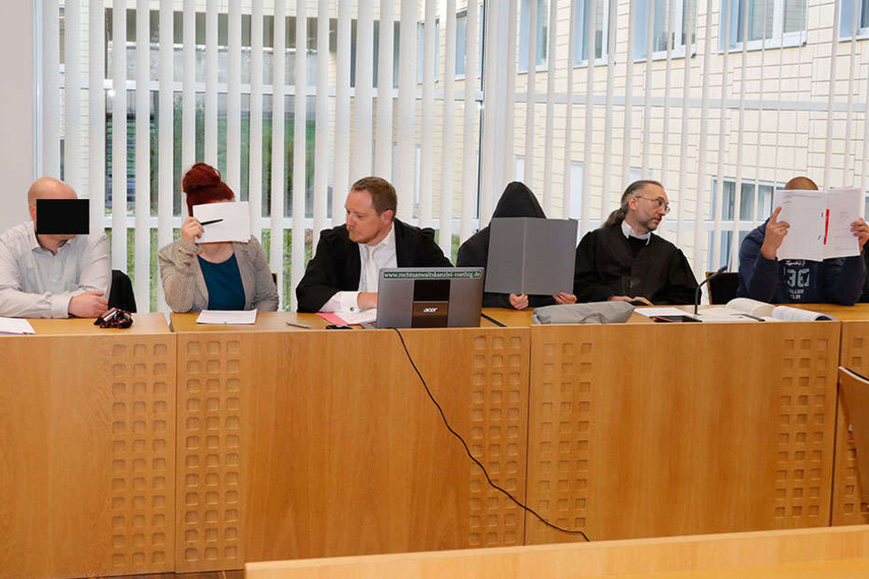 Michel Erik A. (32, l.), Anja S. (37, 2. v.l.), Christin S. (31, 3.v.r.) und Steffen T. (31, r.) vor Gericht. Die Vier verübten einen Brandanschlag auf ein Asylheim.