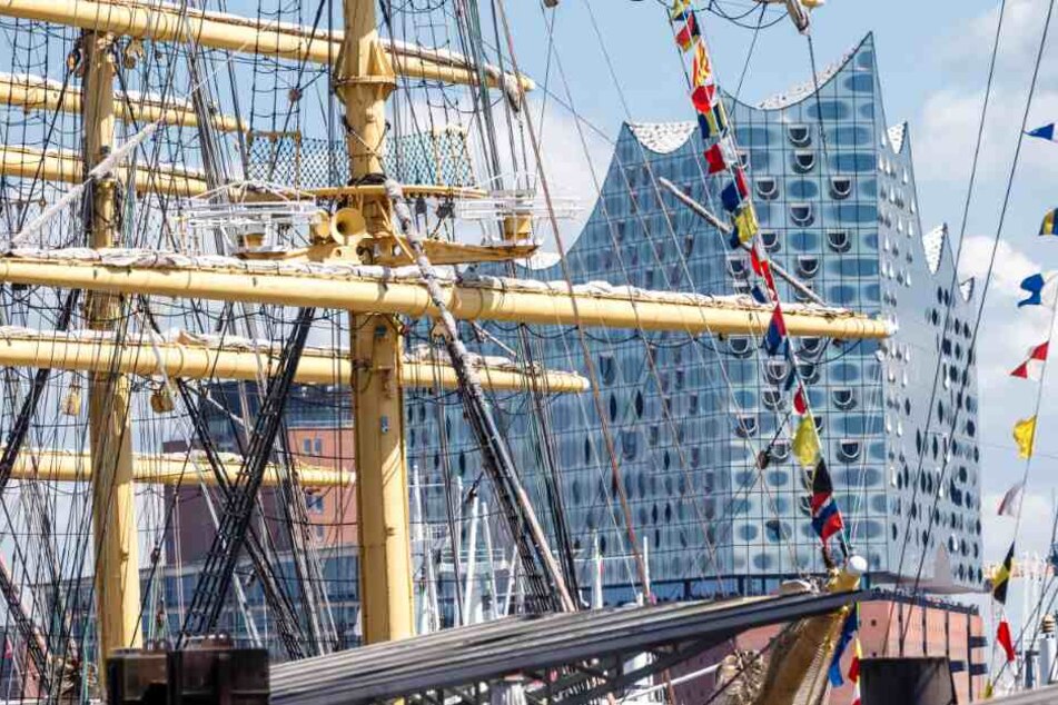 Der russische Großsegler Kruzenshtern liegt am Hafengeburtstags vor der Elbphilharmonie.