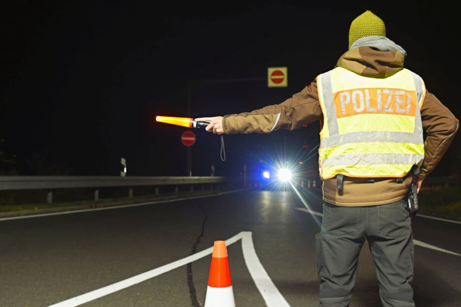 Die Polizeibeamten waren gerade im Begriff den Autofahrer zu kontrollieren (Symbolbild).