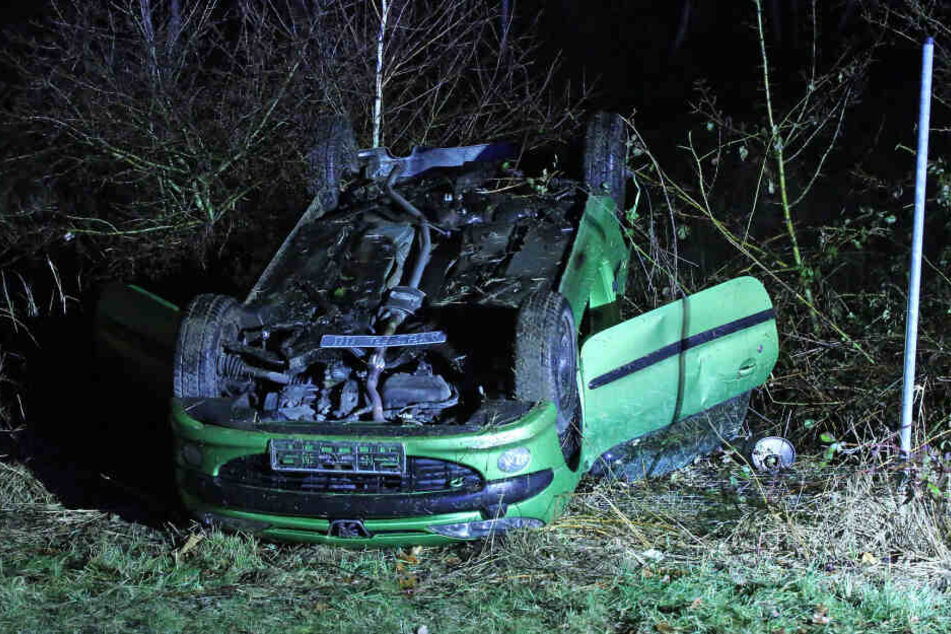 Der Peugeot 206 CC liegt auf dem Autodach.