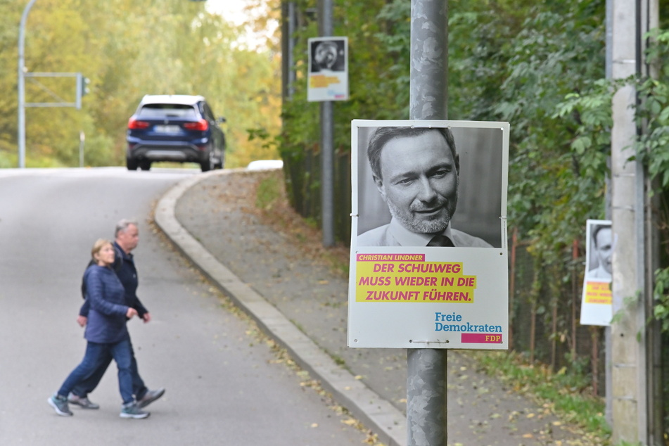 FDP-Wahlwerbung in der Jagdschänkenstraße: Wenn die Partei ihre Werbung nicht bald selbst abholt, übernimmt das die Stadt - gegen Gebühr.