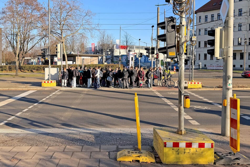 Die Verkehrssicherheit im Umfeld der Oberschule am Barnet-Licht-Platz soll erhöht werden. Auch wenn die Arbeiten Ende Oktober abgeschlossen werden sollten, ist aktuell noch die Baustellenampel in Betrieb.