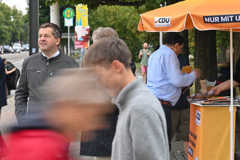 Ministerpräsident Sven Schulze (47, CDU) beim Wahlkampf in Dessau.