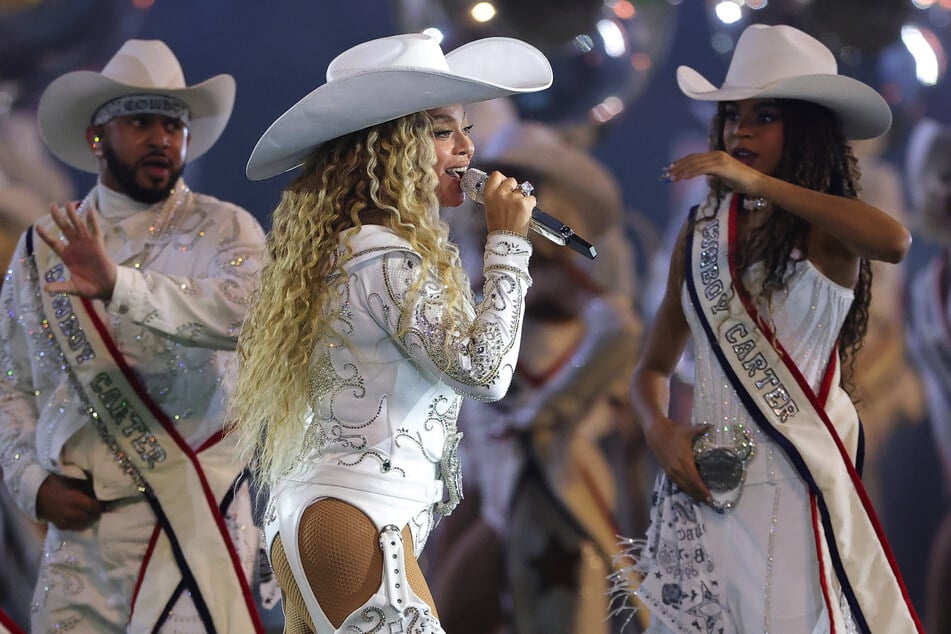 Beyoncé (43, l.) und ihre älteste Tochter Blue Ivy (12, r.) performten zusammen einen Square Dance.