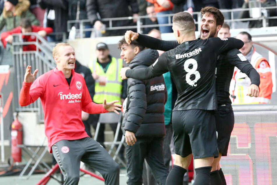 Luka Jovic (Mitte) und Sebastian Rode (li.) sind die ersten Gratulanten beim Siegtorschützen Paciencia.