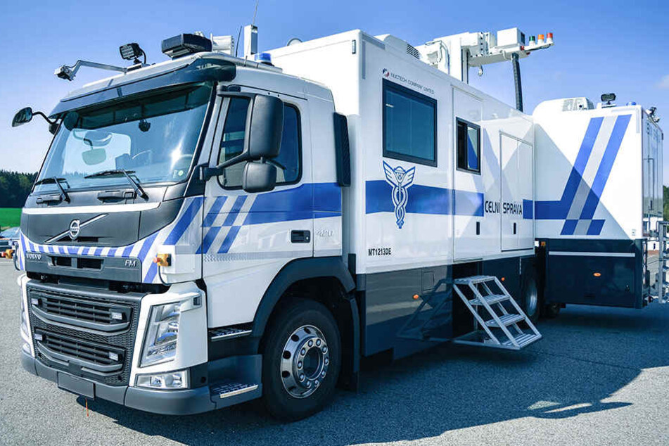 Wunderwaffe gegen Schmuggler und Schleuser: die mobile Großröntgenanlage derTschechen. Außerdem haben die Fahnder noch Durchleuchter im Lieferwagenformat,Drohnen,Satelliten-Unterstützung,mobile Einsatzzentralen...