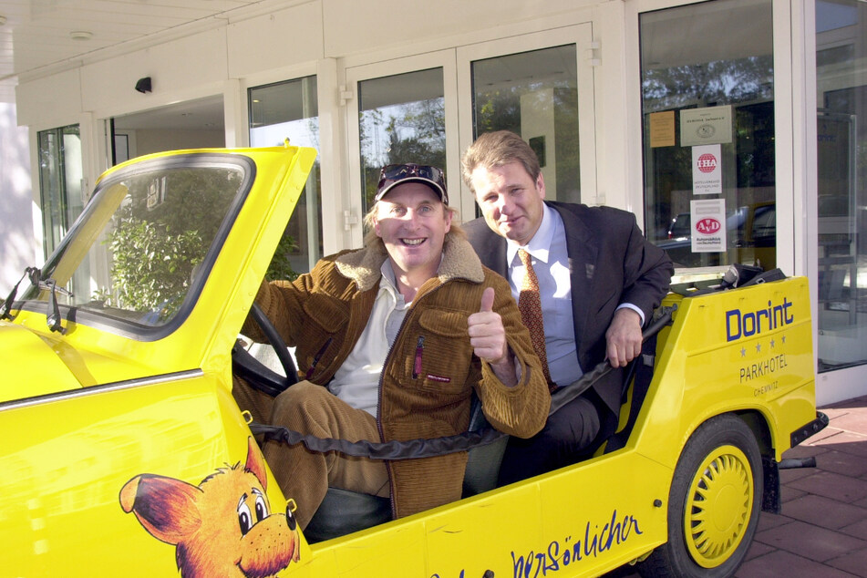 Otto findet's gut: Kult-Komiker Waalkes fuhr 2001 mit Dorint-Hotelchef Detlef Kruse im Trabi vor.