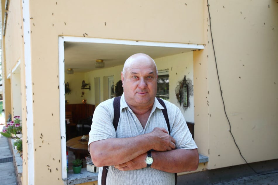 Hartmut Zenner ist Anwohner in der Straße, sein Haus ist von den Raupen befallen worden.