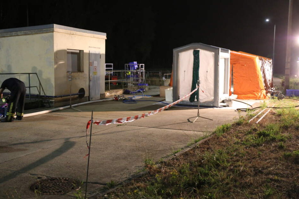 Die Feuerwehr baute vor Ort eine Dekontaminationsstrecke auf.