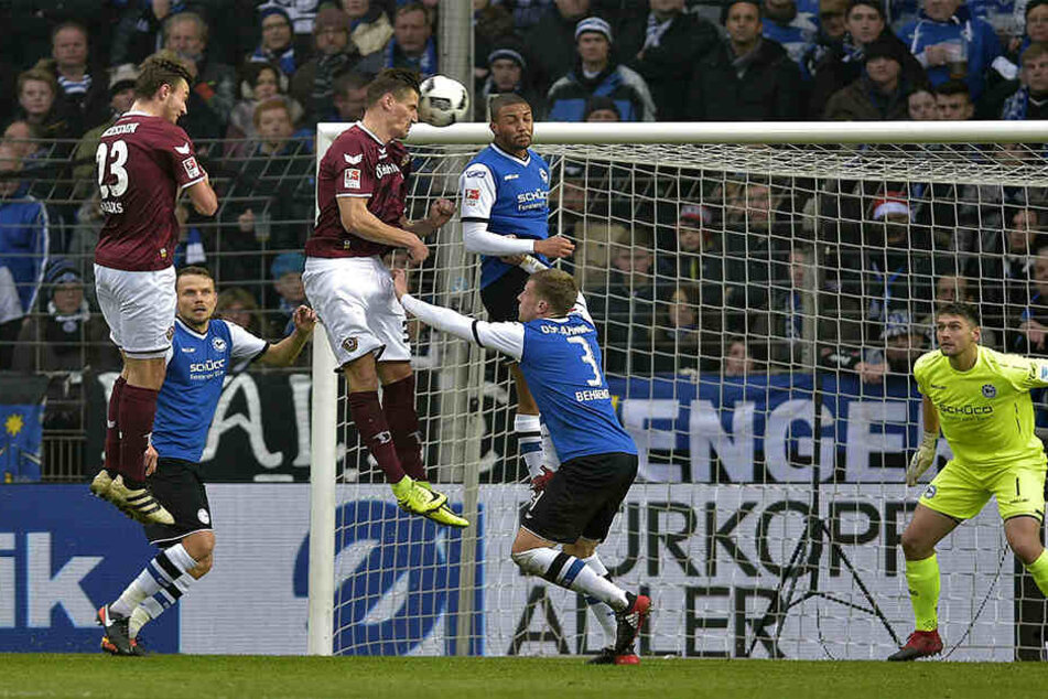 Stefan Kutschke steigt am höchsten und bringt Dynamo beim 2:1-Sieg in Bielefeld per Kopf mit 1:0 in Führung.