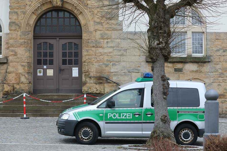 Polizisten und ein Sprengstoffhund durchsuchten das Gebäude.