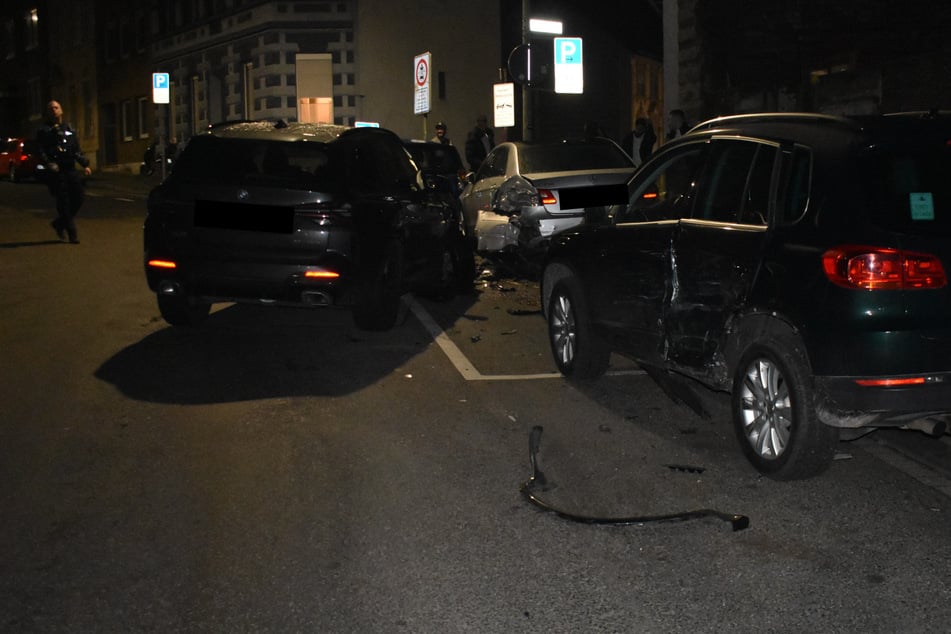 Wegen Trunkenheit und Handy am Steuer: 21-Jähriger beschädigt mehrere Autos