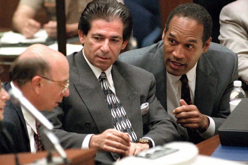 Robert Kardashian (†59, M.) verteidigte 1995 den wegen Mordes angeklagten O. J. Simpson, (76, r.). Der Sportler wurde freigesprochen.