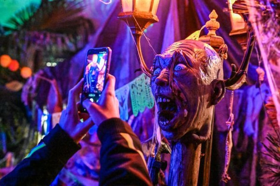 Schon im Hochsommer wird mit dem Bau der spektakulären Halloween-Kulissen begonnen.