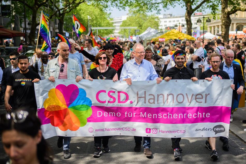 Die Teilnehmer, darunter auch Ministerpräsident Stephan Weil (3.v.r., SPD) und Oberbürgermeisterin Belit Onay (3.v.l., Grüne), demonstrierten für die Rechte von Schwulen, Lesben, Bisexuellen und Transgender.