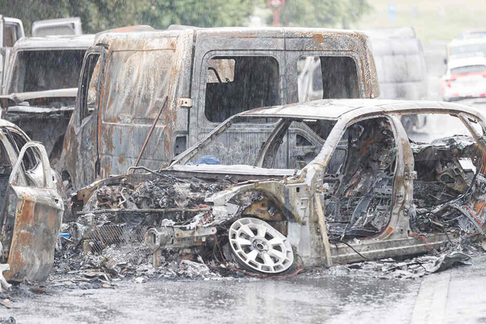 Die bislang noch unbekannten Räuber steckten mehrere Fahrzeuge in Brand - und hinterließ eine Spur der Verwüstung.