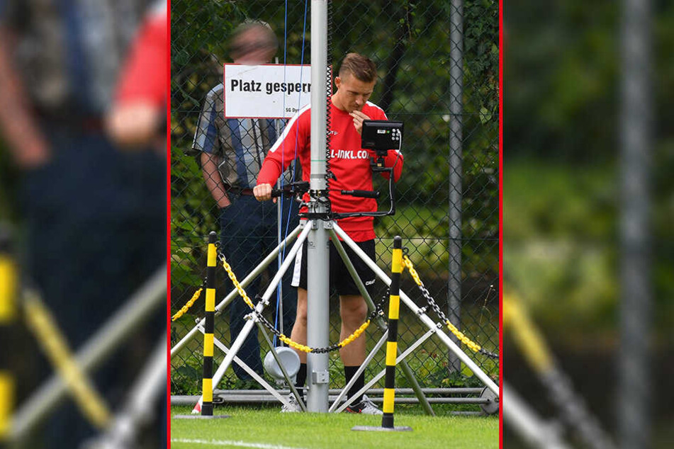 Auf einem kleinen Monitor verfolgt Analyse-Co-Trainer Felix Schimmel die Laufwege der Dynamo-Spieler.
