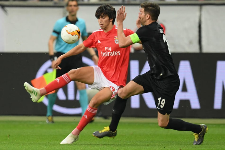 Eintracht-Kapitän David Abraham (Re.) versuchte Benfica-Wunderkind Joao Felix mit allen Mitteln zu bremsen.