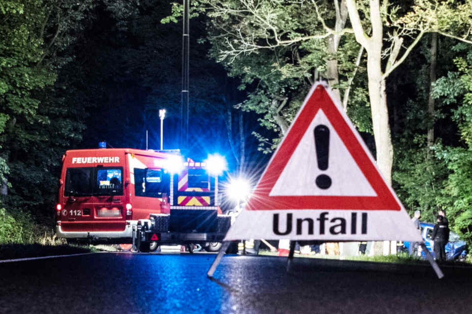 Polizei und Feuerwehr sichern eine Unfallstelle (Symbolbild).
