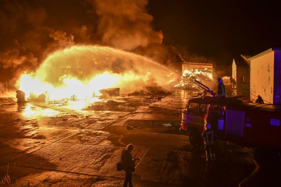 In Aschersleben brannte es letzte Nacht lichterloh bei einem Abfallunternehmen.