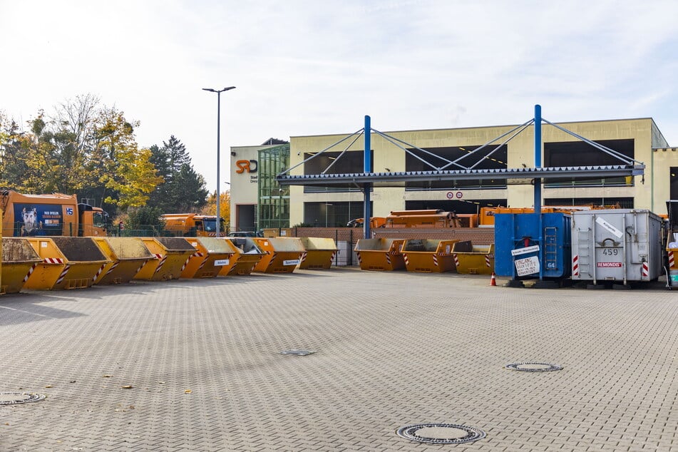 Der Wertstoffhof in der Johannstadt ist wie alle anderen eine Sackgasse: Jeder Container ist für "Müll" bestimmt, kein einziger Container für Sachen, die noch verwendet werden könnten.