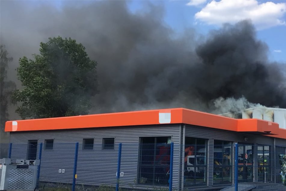 Berlin: Rauchschwade in Spandau: Gefährliches Feuer in einer Lagerhalle!