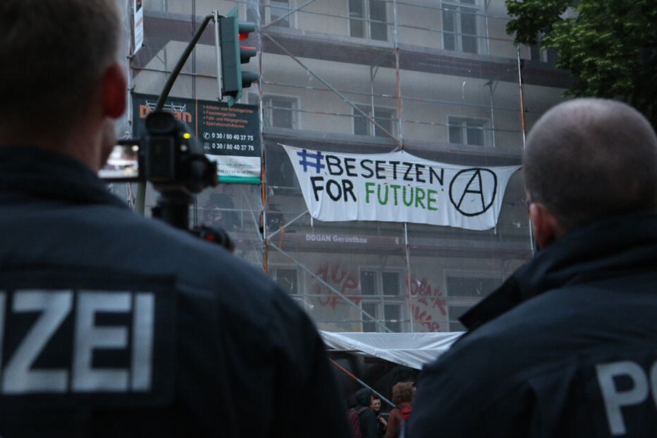 Polizisten vor Ort: Auf einem Transparent ist "Besetzen for Future" zu lesen.