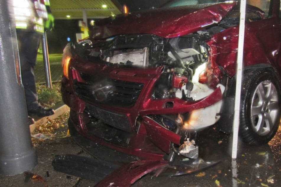 Der VW Polo wurde durch die Kollision stark beschädigt.