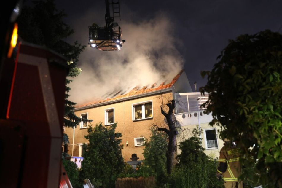 In Weinböhla schlug ein Blitz in ein Dach ein.