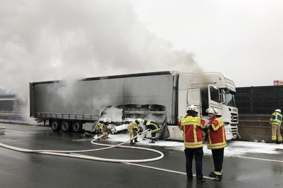 Der Fahrer des Lasters wurde in der Kabine eingeklemmt.