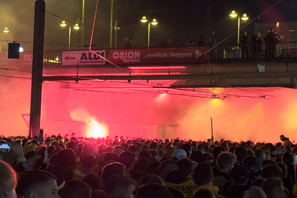 Auf dem Weg ins Stadion wird reichlich Pyrotechnik gezündet.