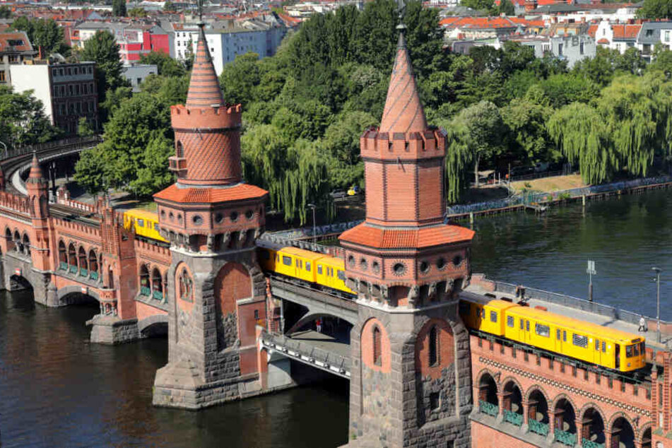 Die U1 fährt auf der Oberbaumbrücke über die Spree.